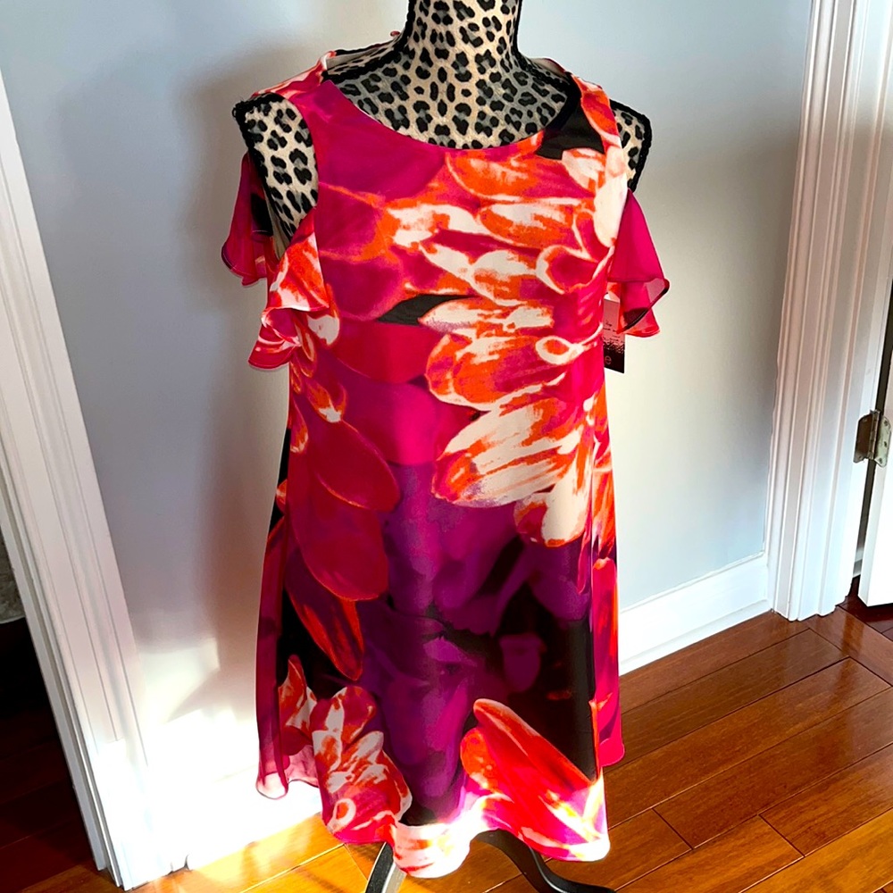 Gorgeous Lovely Delicate cold shoulder Dress. Right above the knee Size 6 NWT